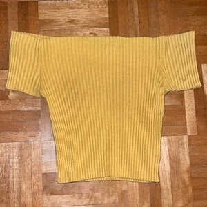 Off the shoulder yellow crop top! 💐